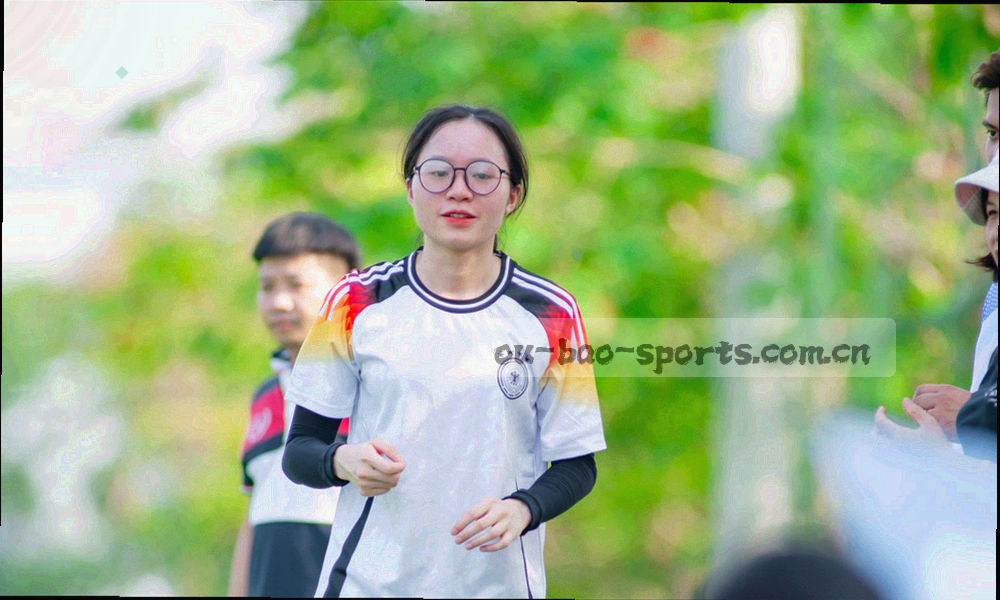 纸张层叠与刻度尺线条构成的深色抽象纹理，低对比，带斜向速度线