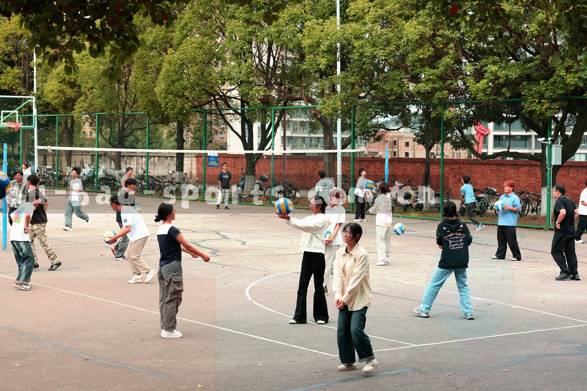 时钟刻度与消息气泡组合的冷色抽象图形，表达沟通与响应时间